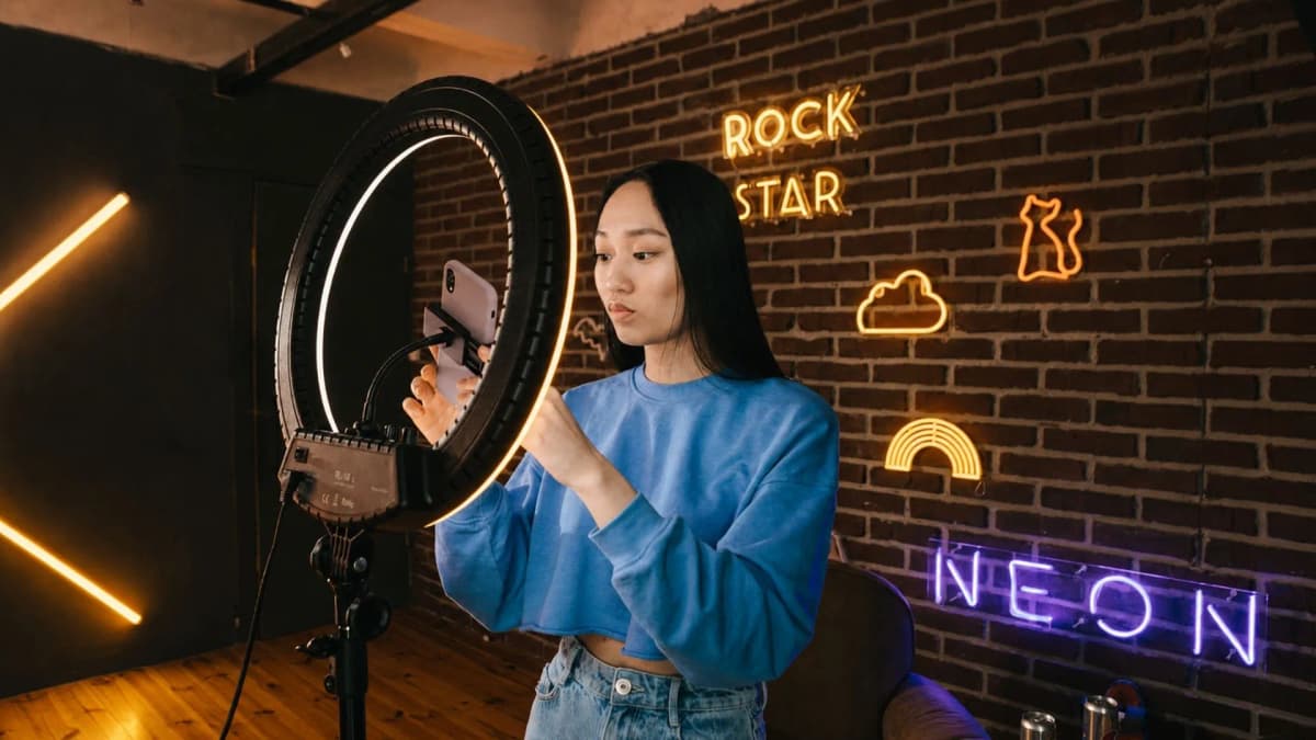 What Influencers Need to Work Legally in the UAE
